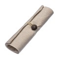 Astuccio arrotolabile in cotone. Chiusura con bottone ed elastico