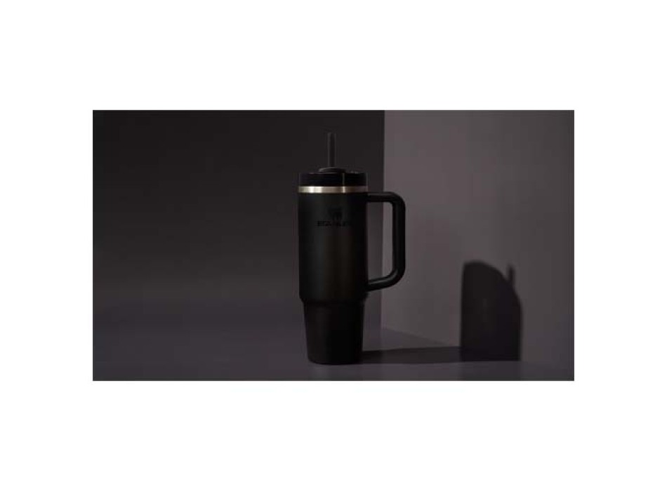 Bicchiere isolato Stanley Quencher® H2.0 FlowState™ 890 ml in acciaio inox riciclato FullGadgets.com