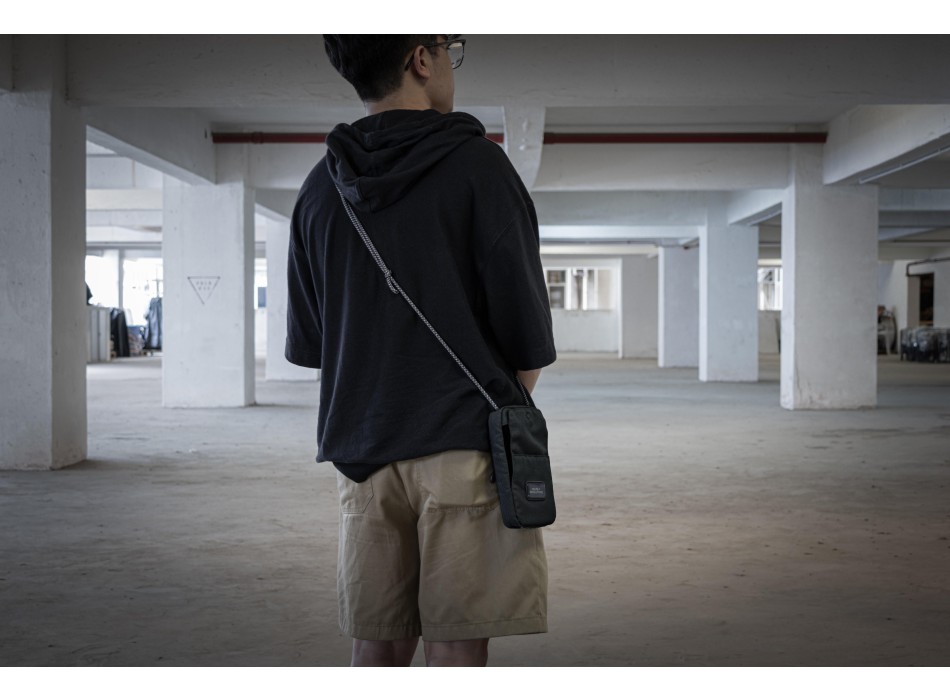 BrandCharger Solo crossbody bag FullGadgets.com