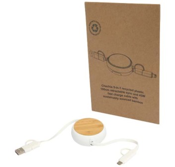 Cavo retrattile 5 in 1 in plastica riciclata da 100 cm per la sincronizzazione dei dati e la ricarica rapida da 45 W con dettagli in bambù Chechia FullGadgets.com