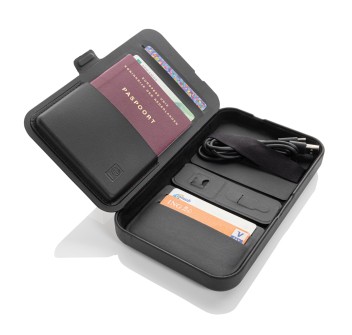 Custodia da viaggio Swiss Peak con caricatore 3in1 rPU RCS FullGadgets.com