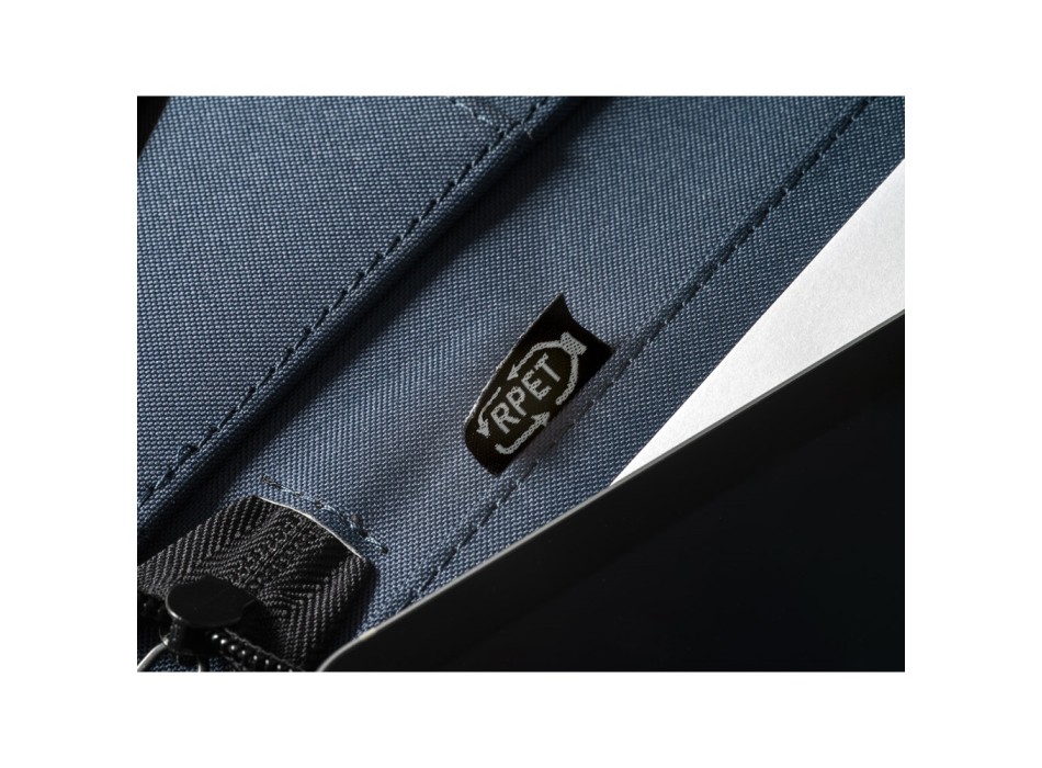 EMERGE FOLDER. Cartella A4 in poliestere riciclato (100% rPET) 300D con chiusura zip FullGadgets.com