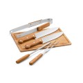 FLARE. Set per barbecue composto da tagliere in bambù e 5 utensili in legno e acciaio inox