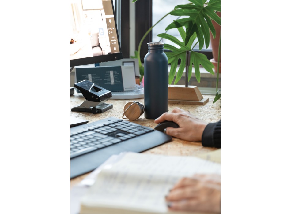 Moderna bottiglia in acciaio con tappo in bambù 700ml FullGadgets.com