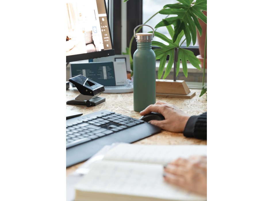 Moderna bottiglia in acciaio con tappo in bambù 700ml FullGadgets.com