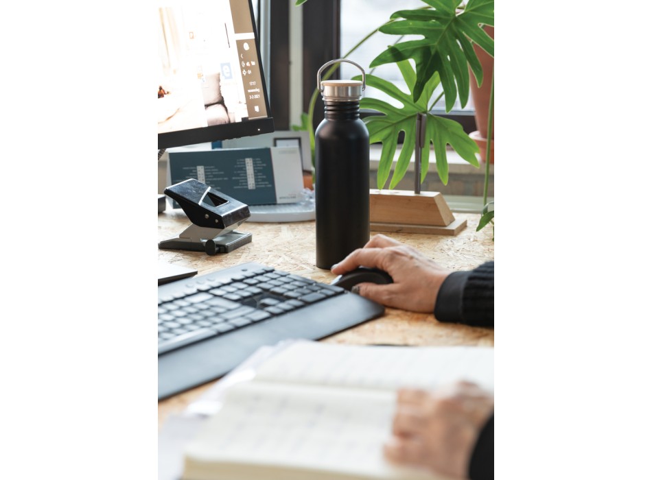 Moderna bottiglia in acciaio con tappo in bambù 700ml FullGadgets.com