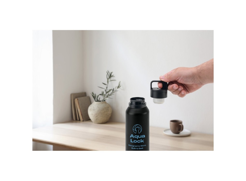 NICKLAUS. Borraccia in acciaio inossidabile (riciclata al 91%) con doppia parete isolata sottovuoto da 590 ml FullGadgets.com