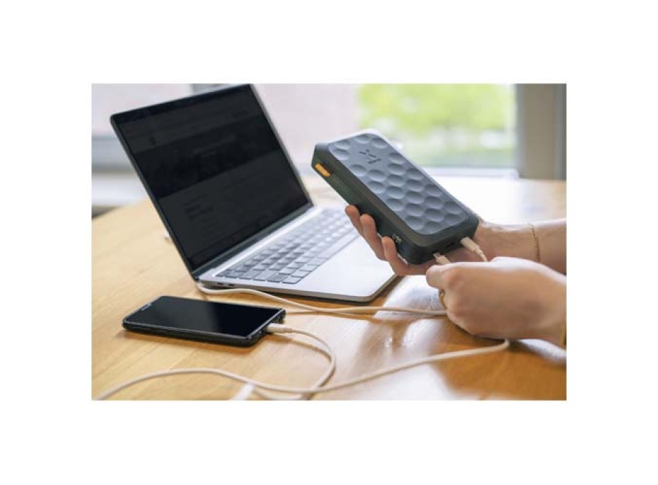 Power bank da 45.000 mAh e 67 W Xtorm FS5451 Serie Fuel FullGadgets.com