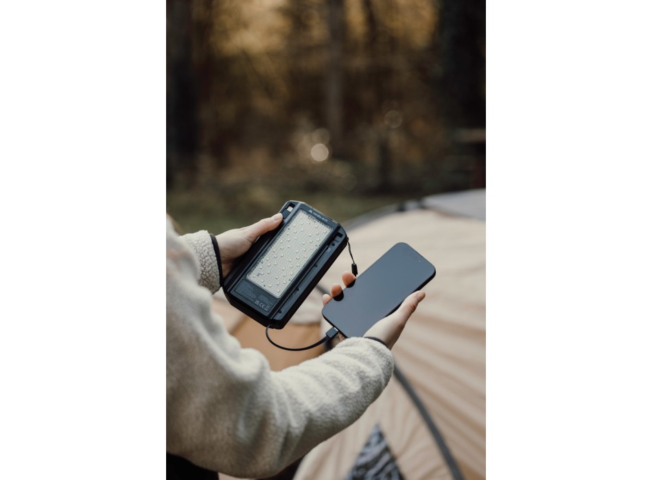 Powerbank solare 10.000mAh Nordic Drift Titan con 3 pannelli FullGadgets.com