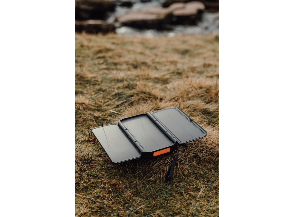 Powerbank solare 10.000mAh Nordic Drift Titan con 3 pannelli FullGadgets.com