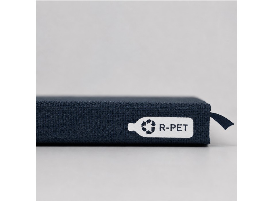 Quaderno con copertina rigida in R-PET. Elastico di chiusura e segnalibro in raso FullGadgets.com