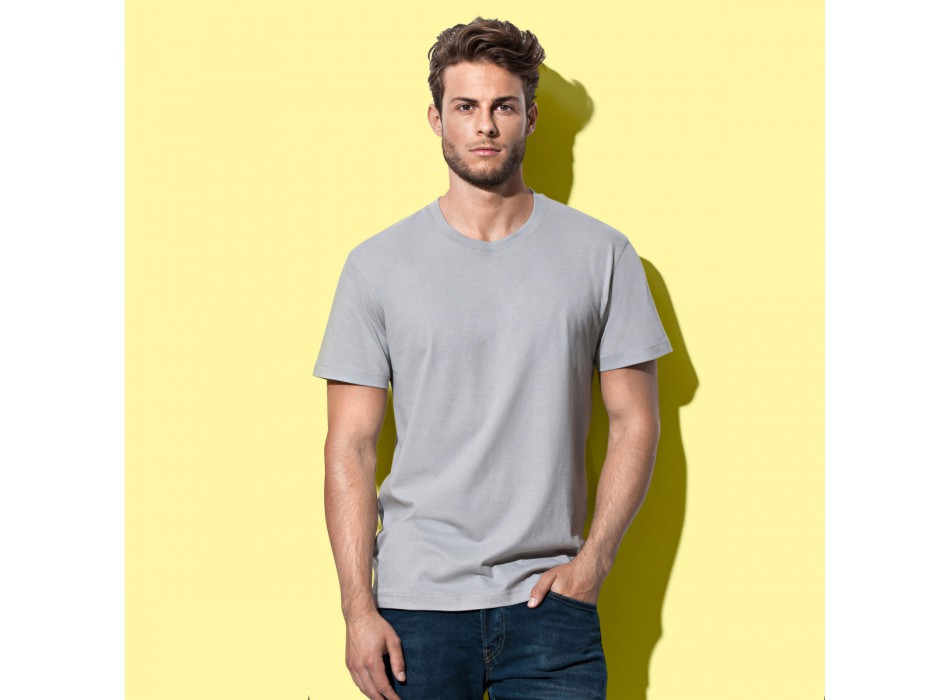 ragazzo con maglietta grigia manica corta  FullGadgets.com