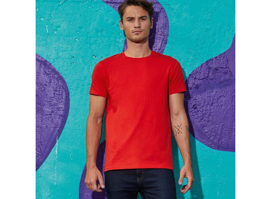 ragazzo con maglietta rossa a maniche corte FullGadgets.com