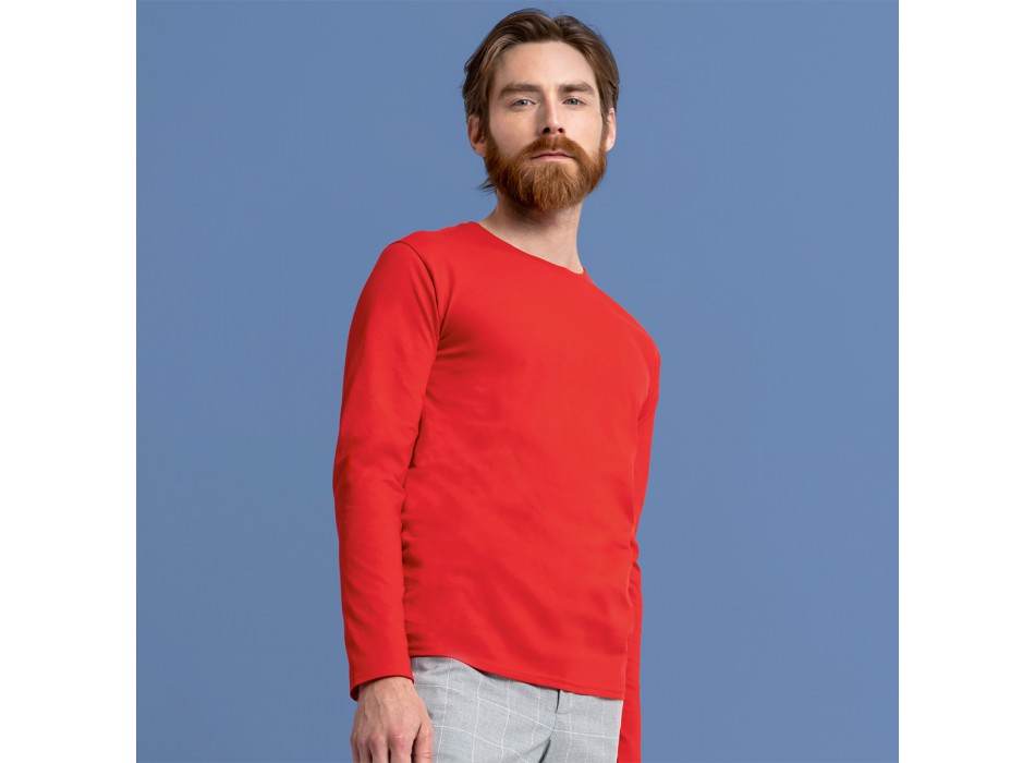 ragazzo con maglietta rossa manica lunga  FullGadgets.com