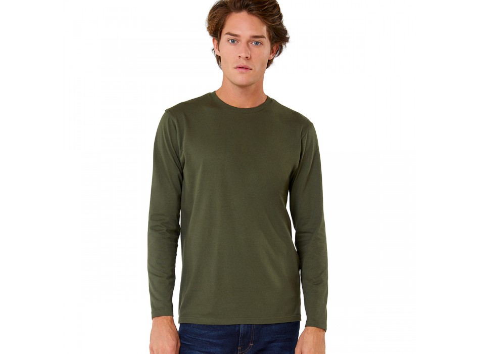 ragazzo con maglietta verde scura manica lunga FullGadgets.com