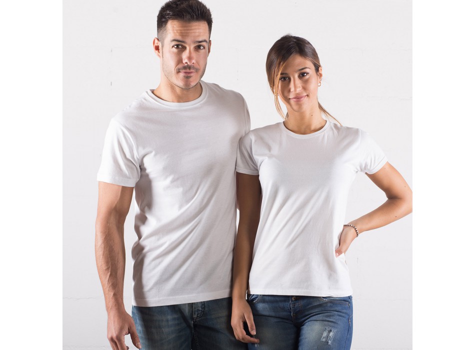 ragazzo e ragazza con maglietta bianca maniche corte FullGadgets.com