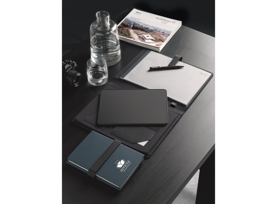SANDERSON FOLDER. Cartella A4 in PU (riciclato al 50%) con chiusura magnetica e blocco note con pagine a righe FullGadgets.com