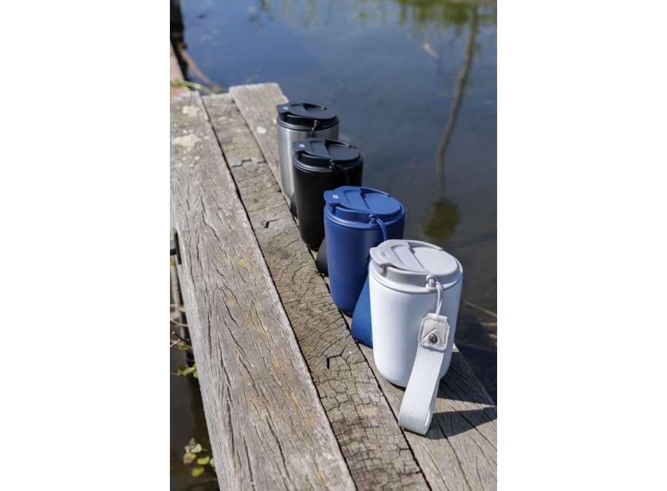Tazza termica Cuppa in acciaio riciclato con laccio da collo FullGadgets.com