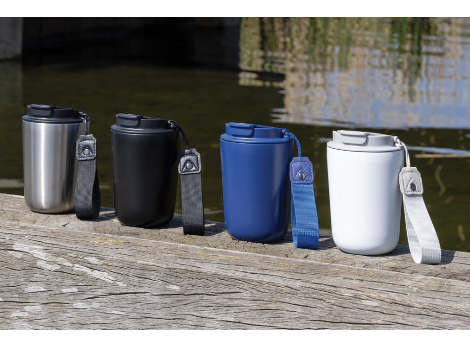 Tazza termica Cuppa in acciaio riciclato con laccio da collo FullGadgets.com