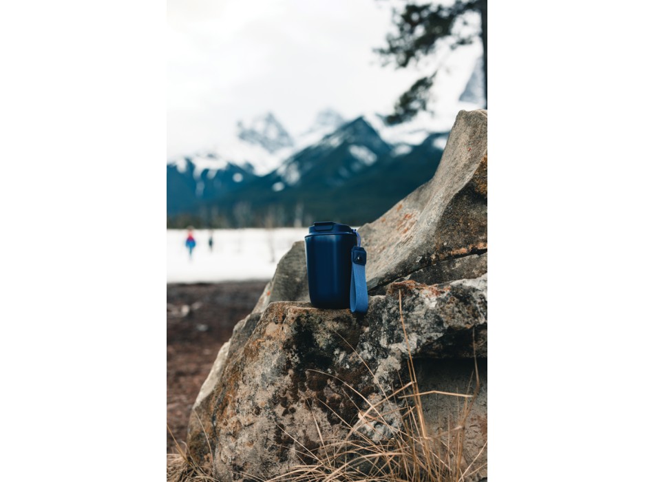 Tazza termica Cuppa in acciaio riciclato con laccio da collo FullGadgets.com