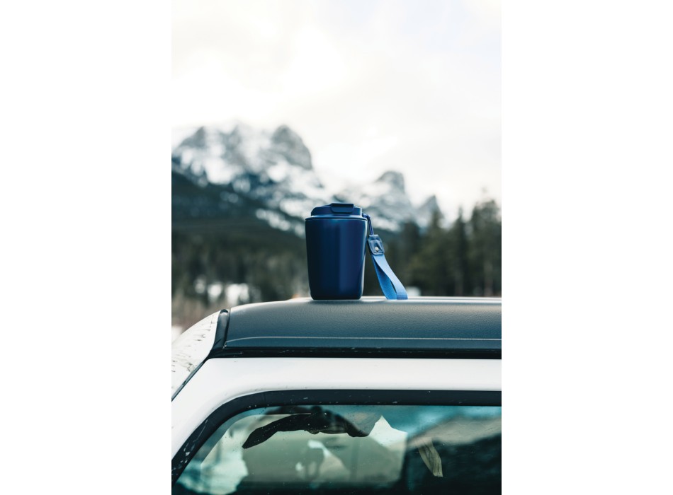 Tazza termica Cuppa in acciaio riciclato con laccio da collo FullGadgets.com