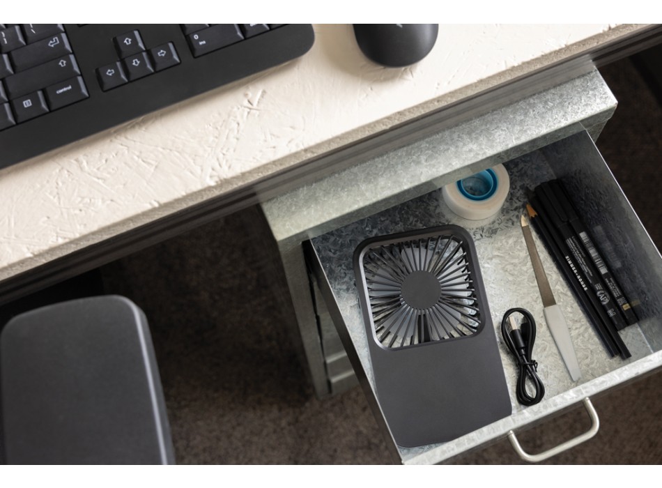 Ventilatore ricaricabile da tavolo Aervina uin rPlastica RCS FullGadgets.com