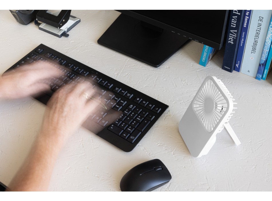 Ventilatore ricaricabile da tavolo Aervina uin rPlastica RCS FullGadgets.com