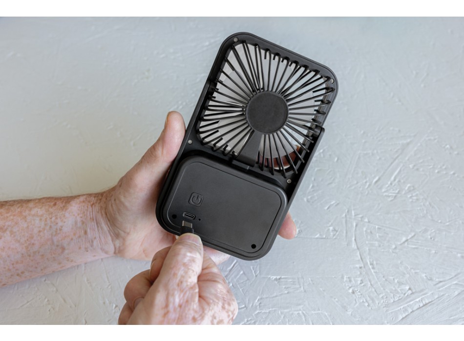 Ventilatore ricaricabile da tavolo Aervina uin rPlastica RCS FullGadgets.com