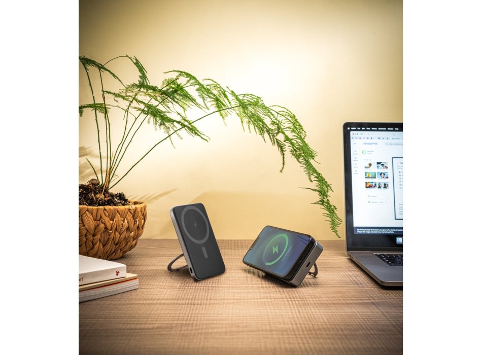 WARSHEL 10. Power bank magnetico da 10'000 mAh con caricatore wireless superveloce da 15W in ABS riciclato (100% rABS) con supporto FullGadgets.com